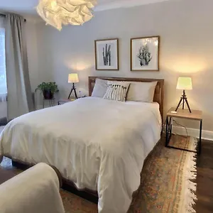 Du Survenant Guest house Montreal